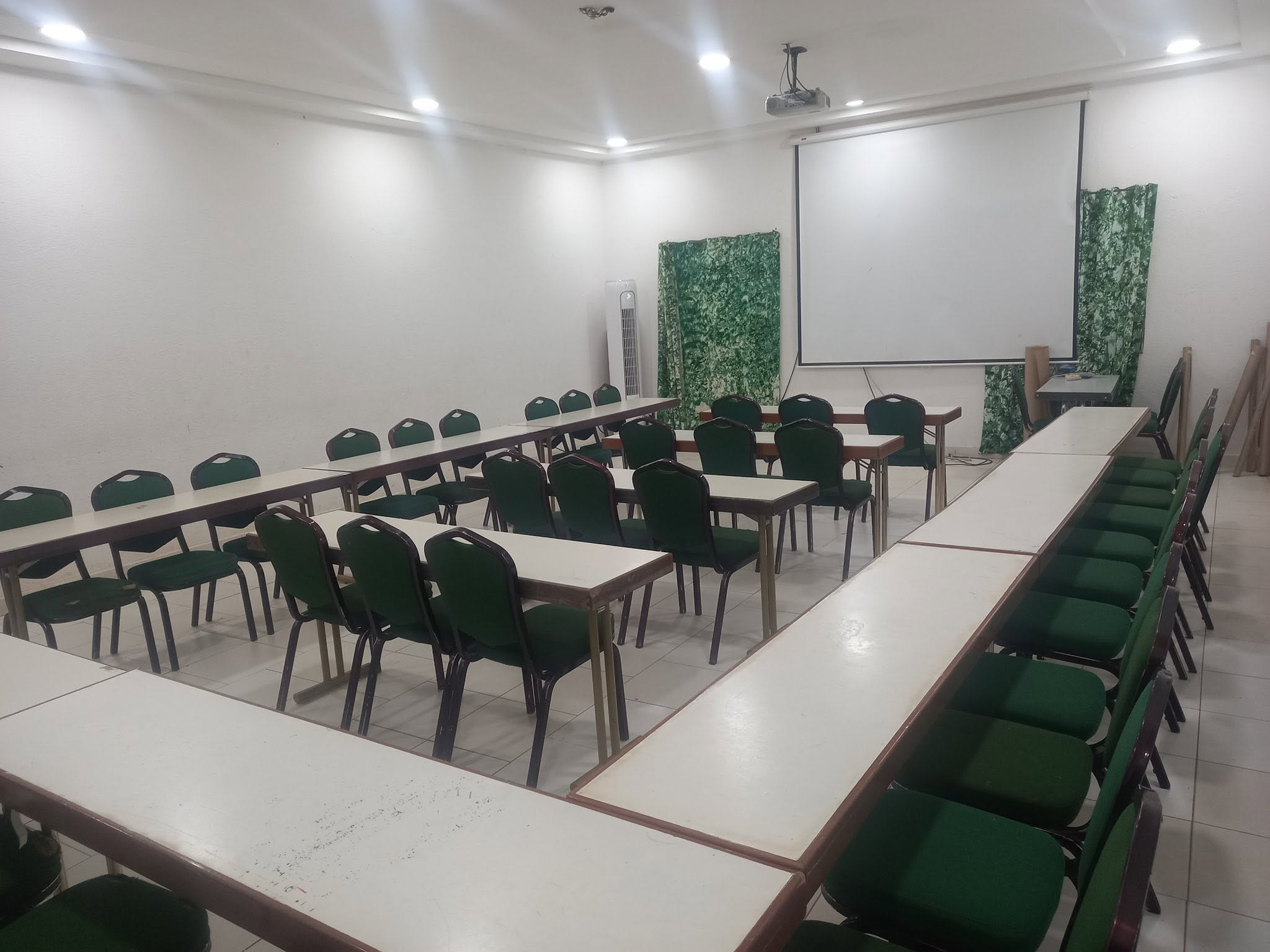 Salle de conférence de l'EPCO équipée d'un vidéoprojecteur
